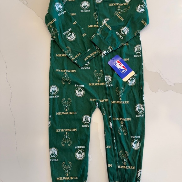 Milwaukee Bucks 2T Infant Boys' Green Sleeper Pajamas NBA Zippered Long-Sleeved - Picture 2 of 8